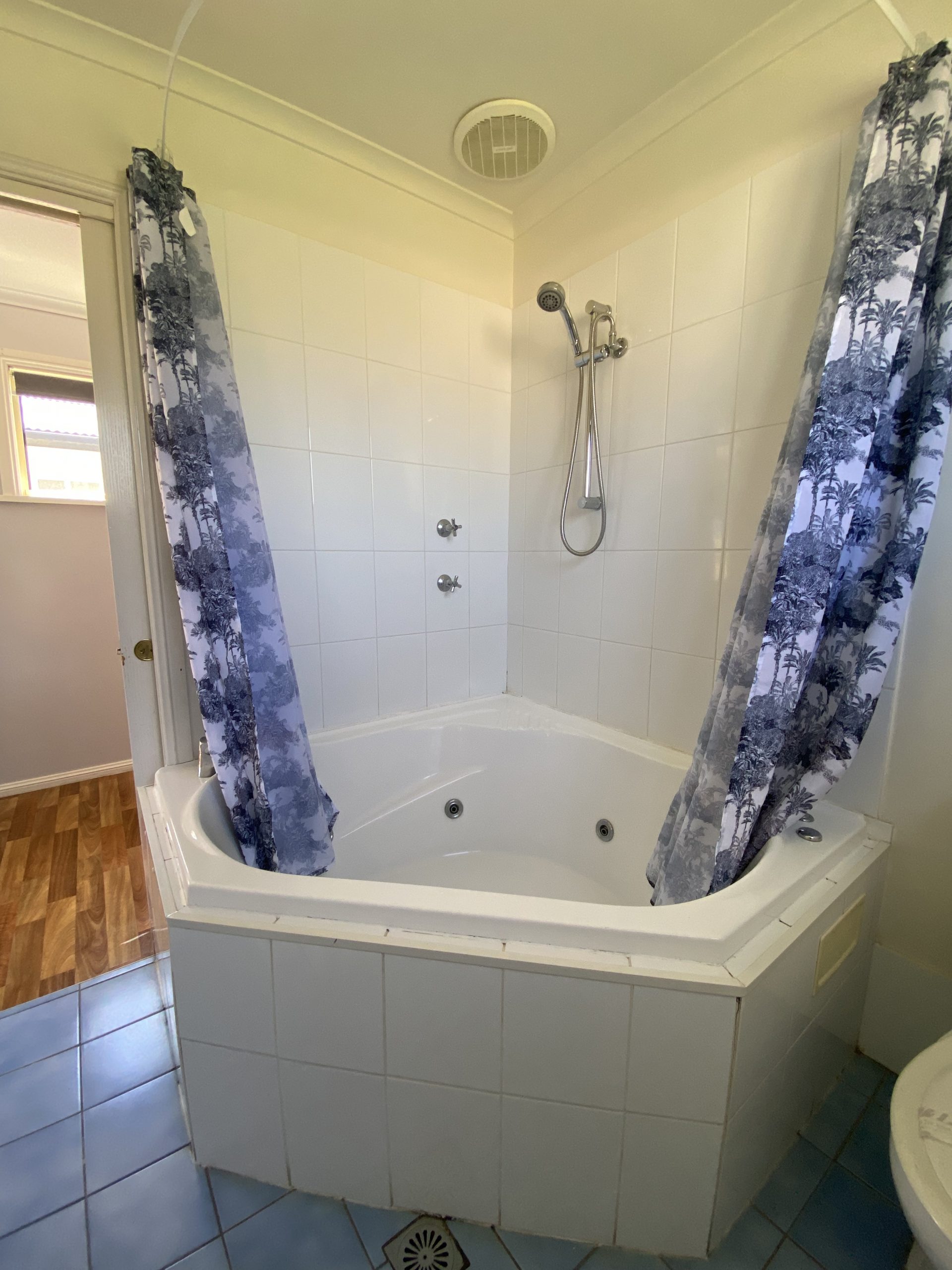 corner-spa-tub-ensuite